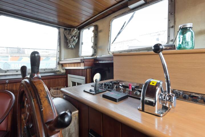 Houseboat, Grand Canal, Dublin – The Sunny Barger gallery image 4