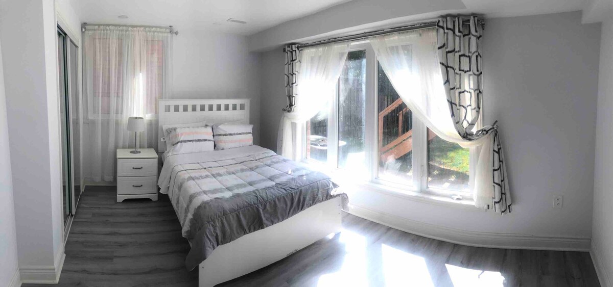 منطقة غرفة نوم مريحة ومريحة ومضاءة جيدًا. 