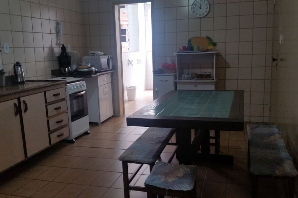 Cozinha completa com área de serviço com maquina de lavar