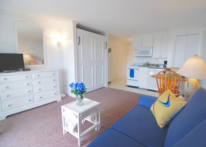 P'town studio nr beach , heated pool & hot tub