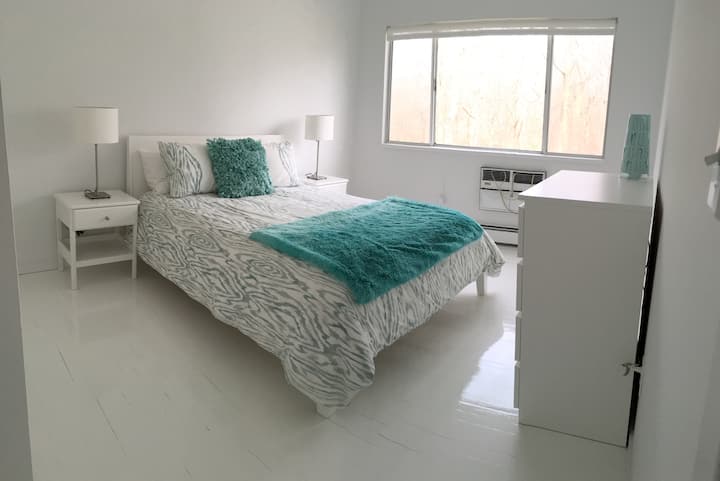 La chambre à l'étage est cosy et lumineuse !