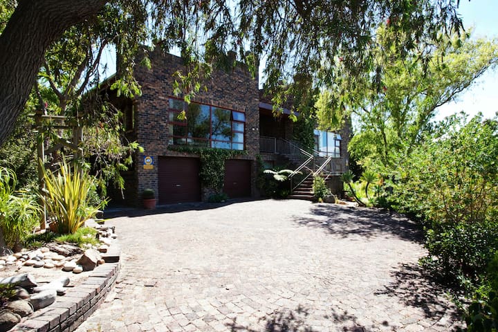 Spacious Home Somerset West – views, quiet, leafy