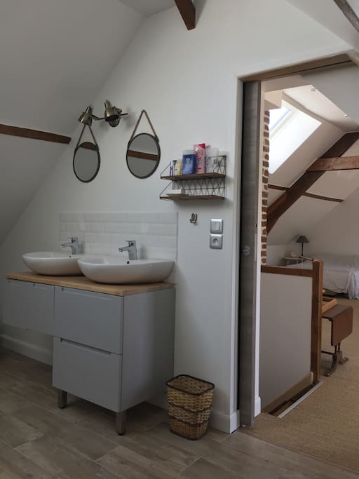 Salle de bain avec double vasques