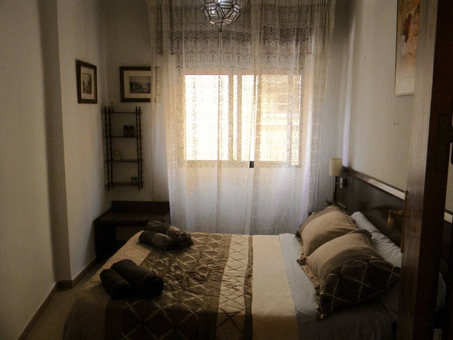 Cama matrimonio desayuno incluido.