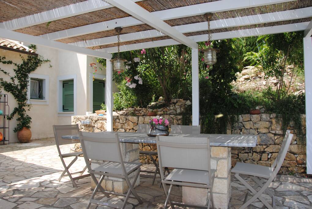Esterno: portico con zona pranzo