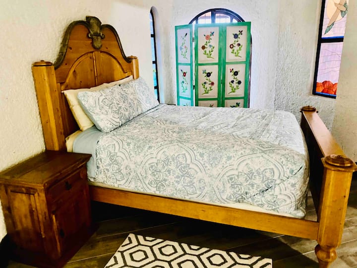 غرفة النوم الرابعة في الطابق العلوي مع سرير بحجم كوين + منطقة خزانة + حمام كامل + شرفة خارجية. 