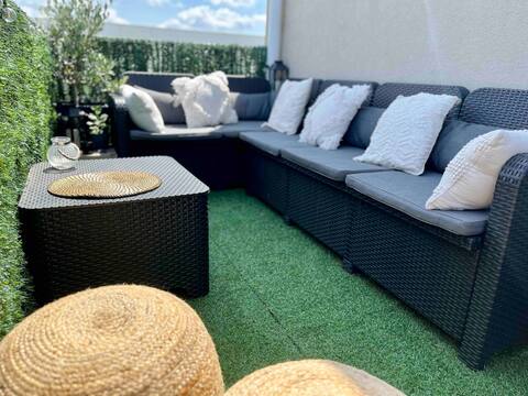 Large Bright Apartment + Stunning Terrace