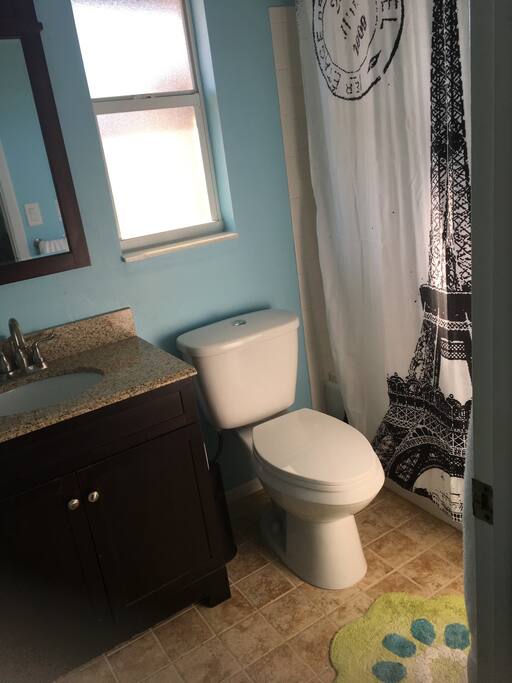 The private bathroom attached to the room for rent does not have a door. This is not a problem for most.