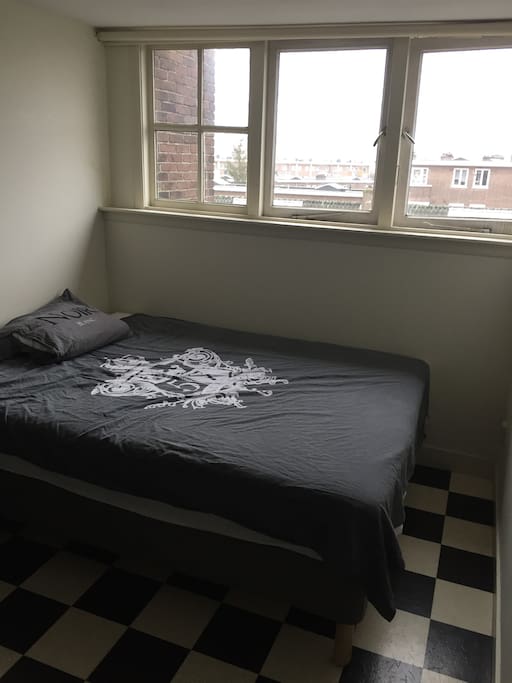 Bedroom with comfortable boxspring bed (140x200)