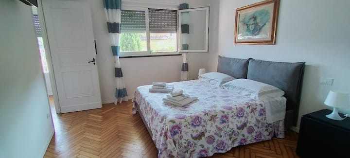 Habitación doble equipada con TV, armario de 5 puertas, aire acondicionado 
