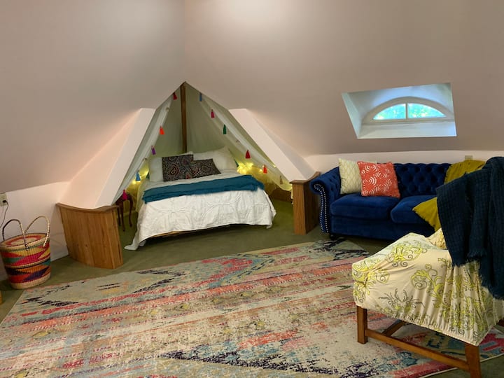 บริเวณที่นอนที่สองทีพี! เตียงคู่ล้อมรอบด้วยกันสาดและไฟระยิบระยับ 