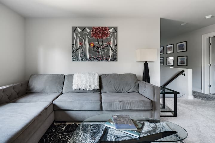 סלון שני בקומה העליונה של הטלוויזיה בבית עם 65אינץ '.