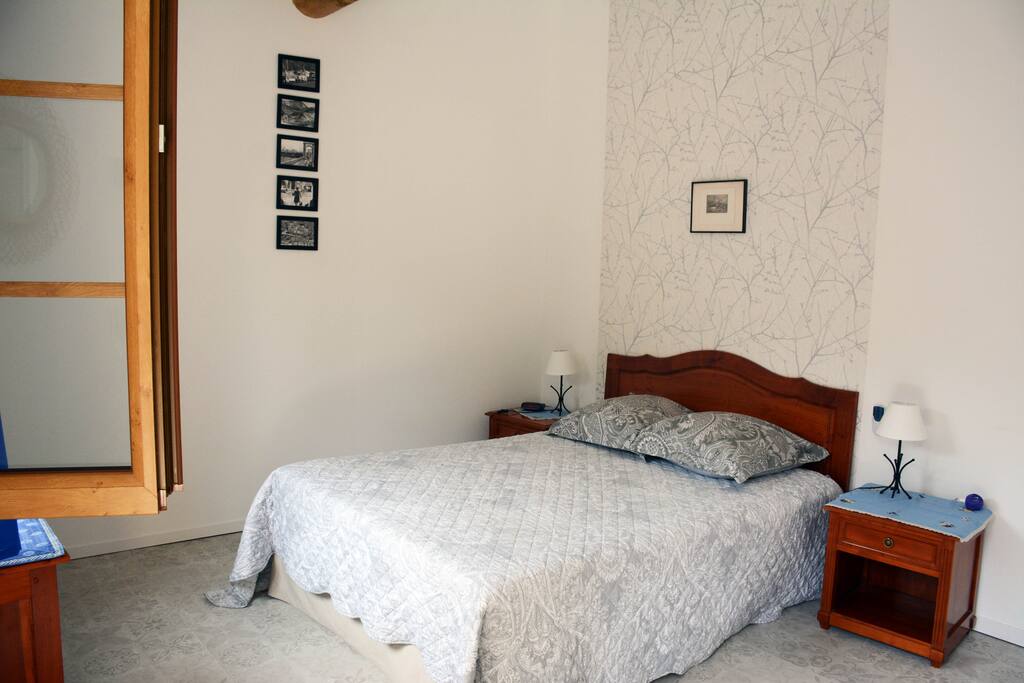 Chambre lumineuse sur jardin