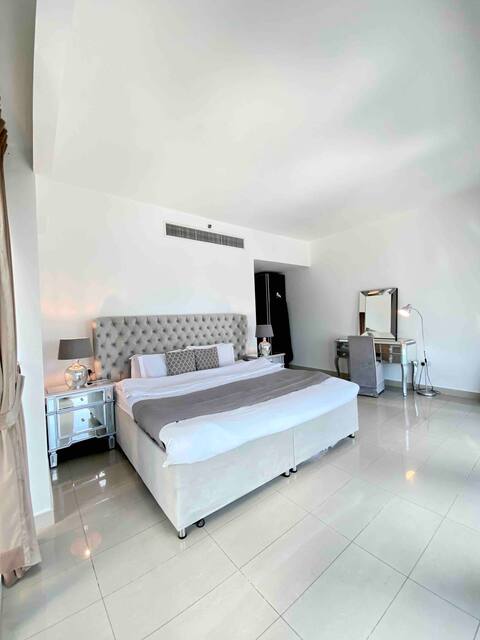 Luxurious masterbedroom with private bathroom &tub