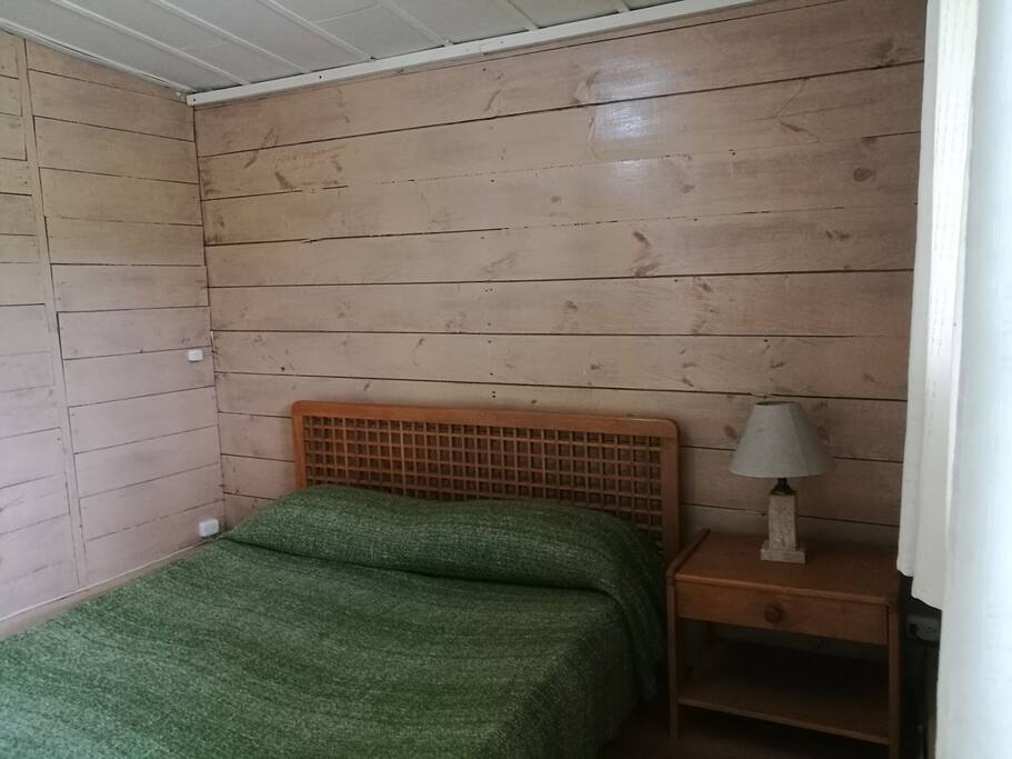 Habitación con cama doble.