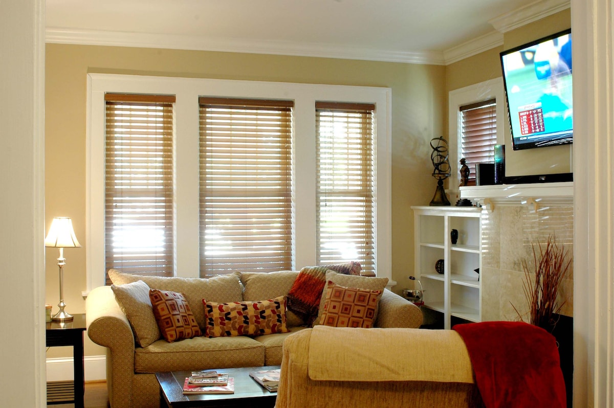 Krevati i katërt është një divan gjumi me shkumë memorie që ndodhet këtu, me çarçafë të lehtë për të në dollapin e sallës. 