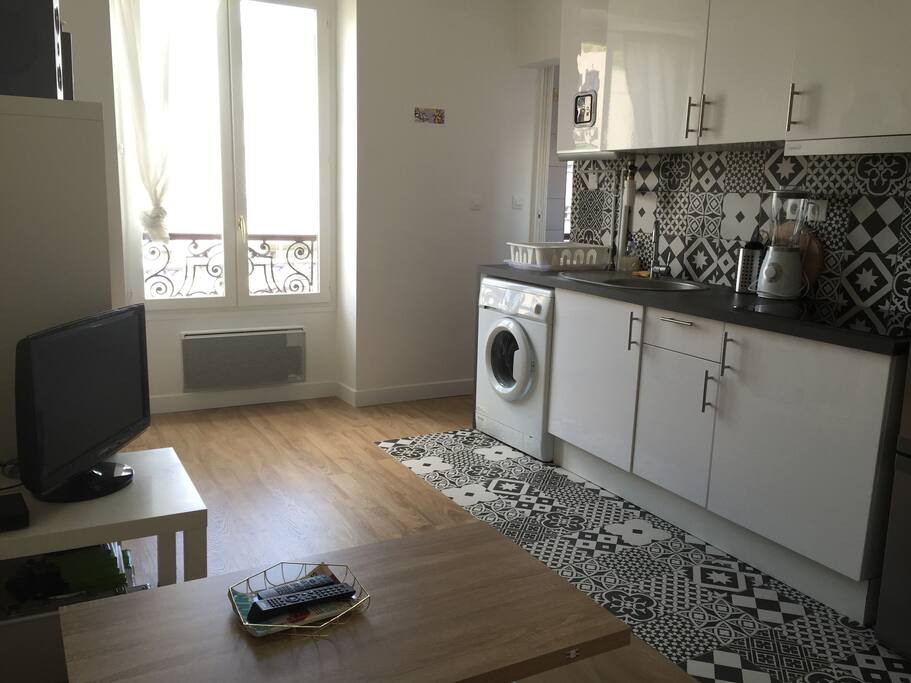 Le coin cuisine donnant sur le salon / the kitchen area near the living room