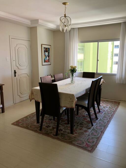 Sala de jantar integrada com sala de tv!