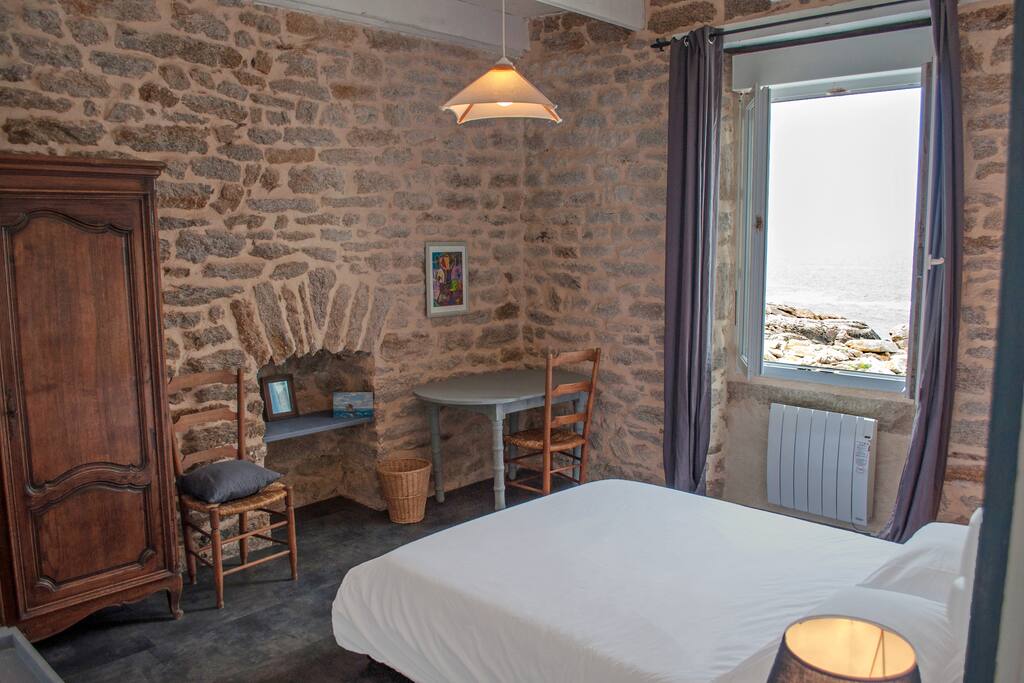 Chambre avec vue sur l'océan, les rochers...