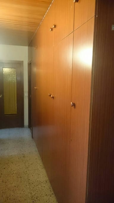 pasillo con armarios
