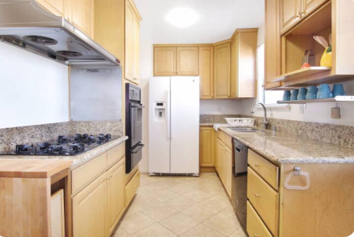 LA Home Away From Home, 3BR/2BA, Cosy Single House