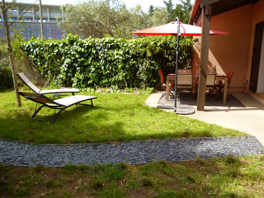 Le jardin : ses transats 'farniente' ...