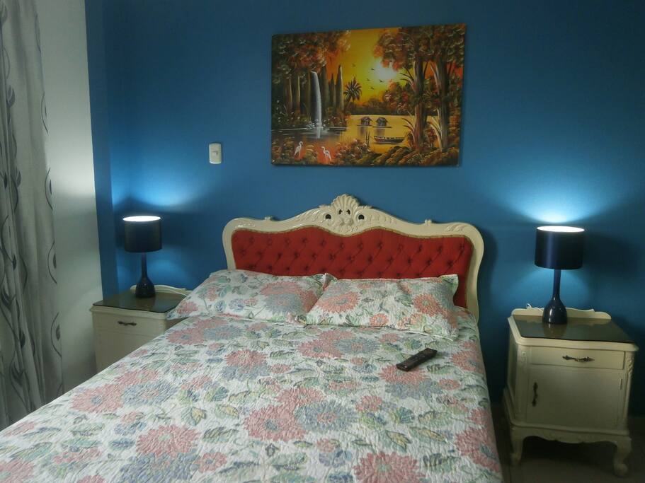 Habitación con una cómoda cama doble.
