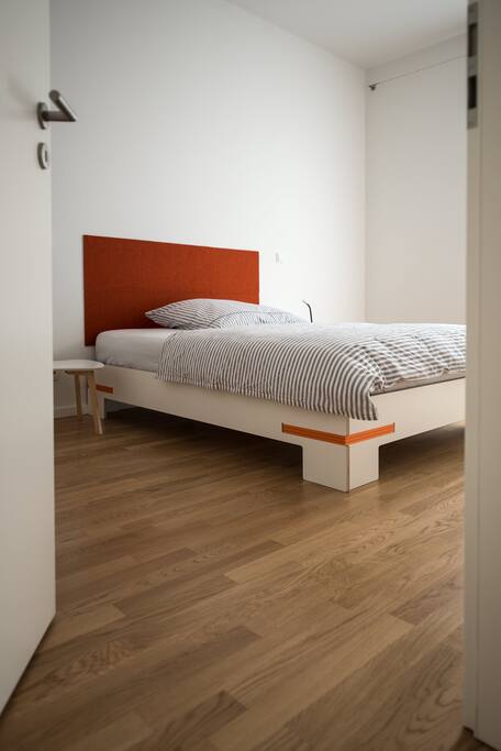 Seperate beedroom with queensize bed.