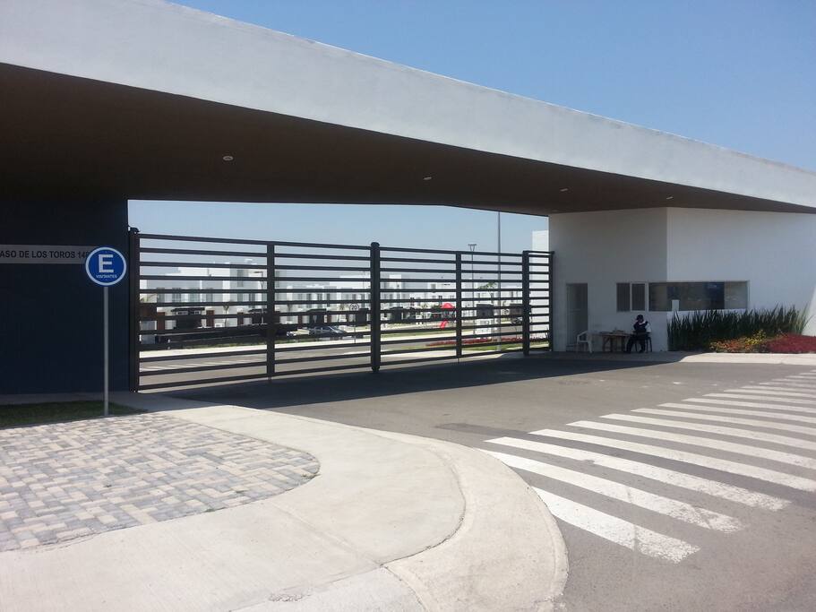 ENTRADA AL CONDOMINIO