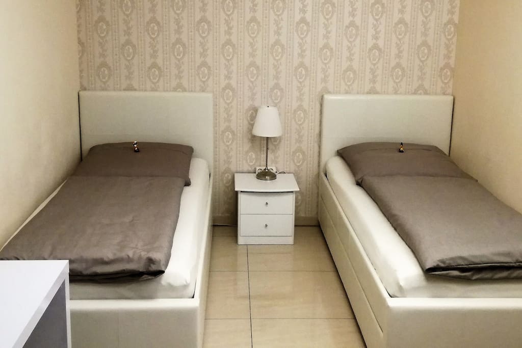 Helles, sehr gepflegtes und sehr ordentliches Zimmer in Nürnberg.