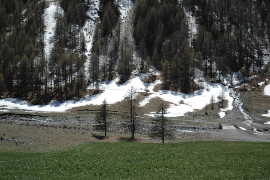 Vue en face du chalet (départ pour le lac des cordes)