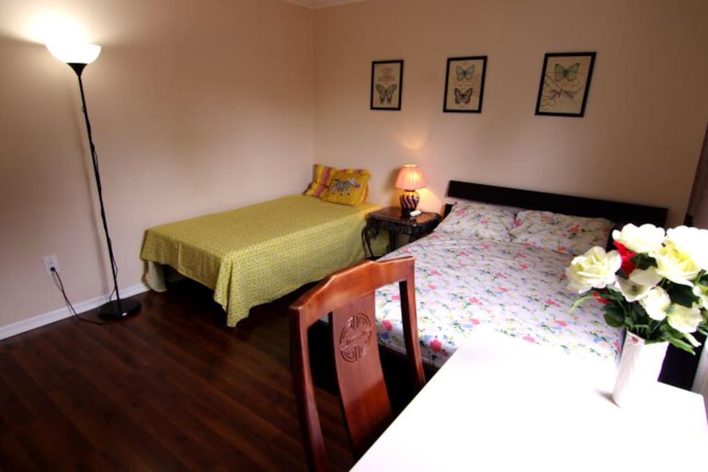 1 twin bed , 1 full (double) size bed