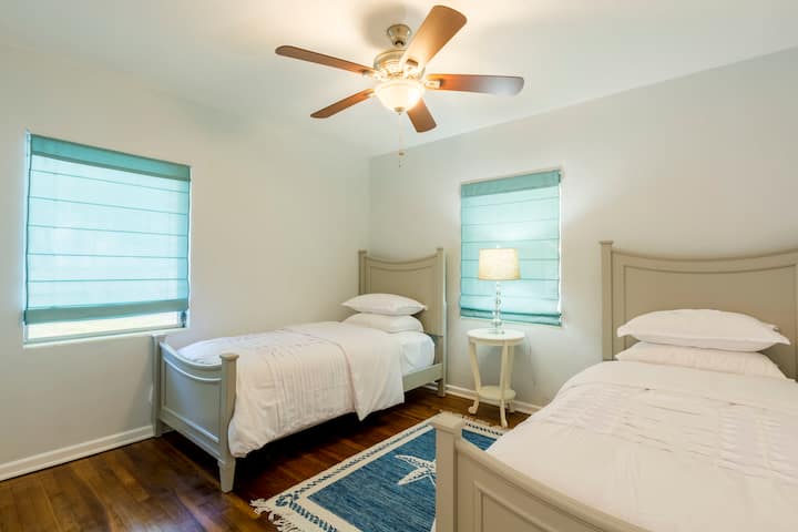 Vous pouvez avoir une entreprise qui a ses propres lits jumeaux confortables en peluche dans la chambre.