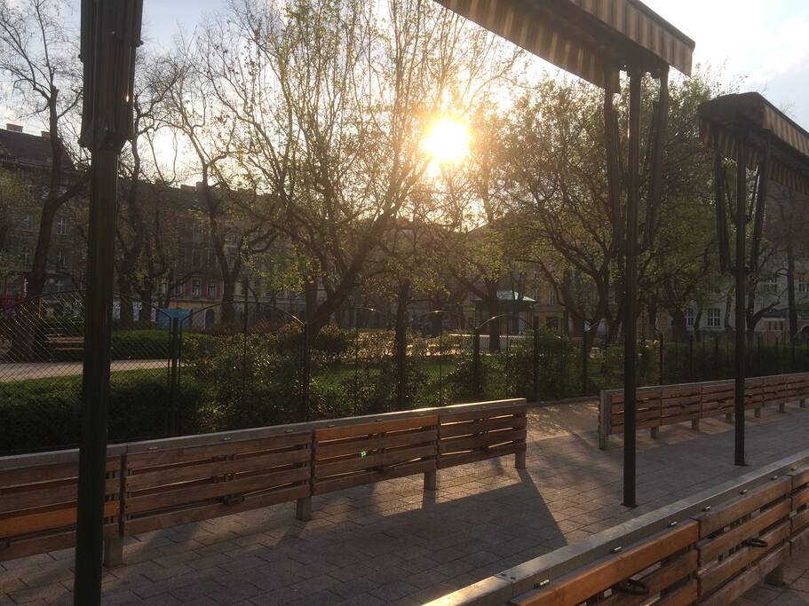 The little chill out park around the corne with a cozy coffee place
Ein kleiner ruhiger Park hinter dem Haus mit gemütlichem Kaffee!