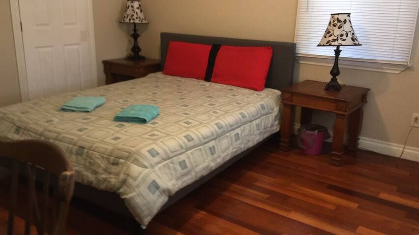 Disneyland Cozy House #1 Bedroom