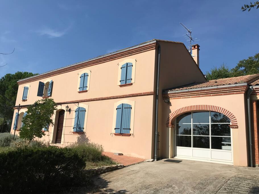Maison aux volets bleus en haut du chemin de pepouzou sur les coteaux du lauragais avec vue sur Rangueil et les Pyrénées : vous voilà arrivés !