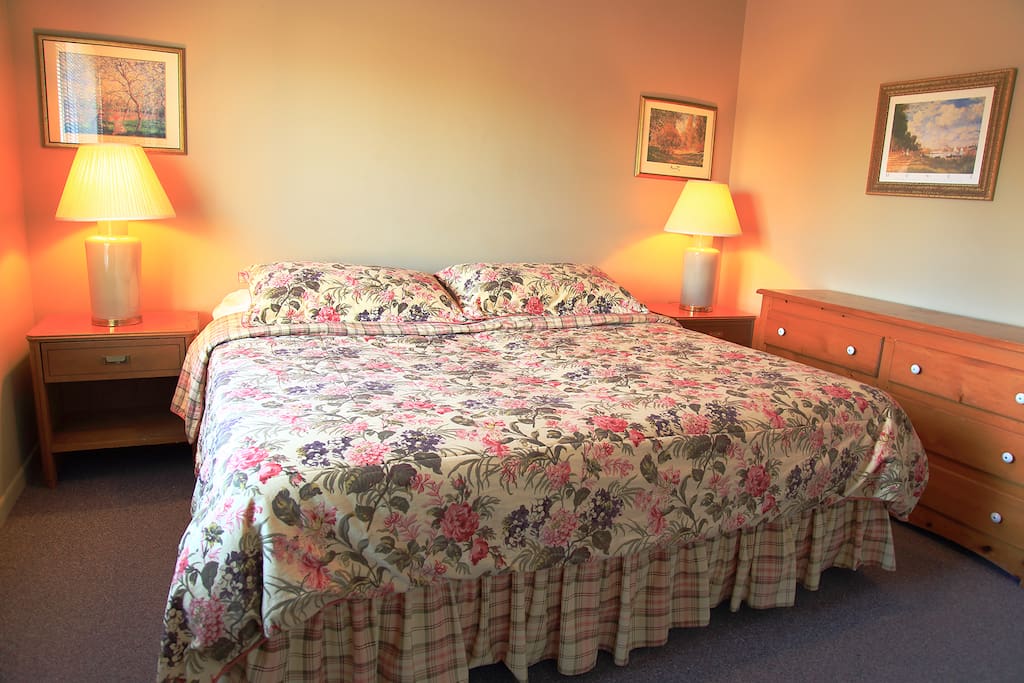 Chambre des maîtres avec lit king. / Master king size bedroom on main floor.