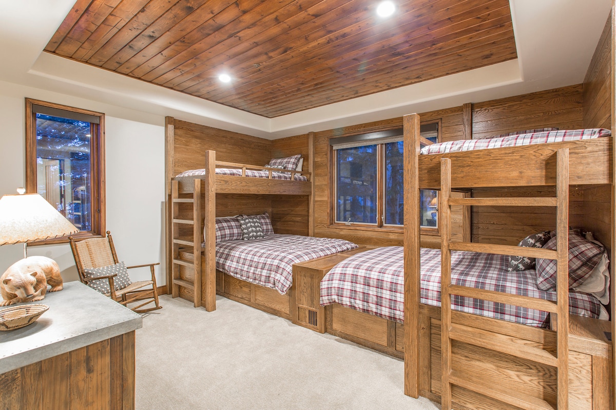 Спална соба на главниот кат. Два долни кревета и две двокреветни горни кревети