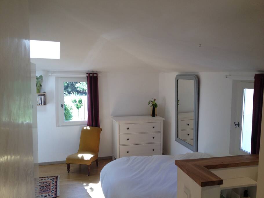 La chambre est orientée sud, ouest et nord. Elle est lumineuse et dispose d'un parquet en chêne.