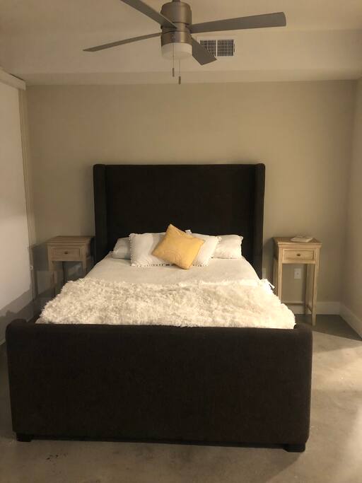 Queen size bed - super comfy!