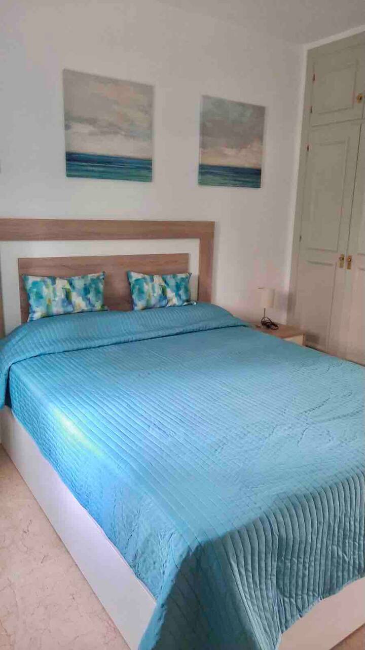 غرفة نوم رئيسية بحمام داخلي 