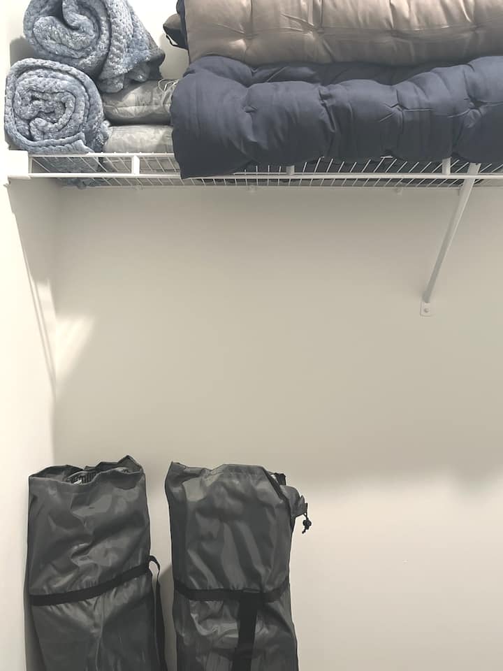 2 единични спални, с чаршафи и одеяла за допълнителен комфорт и сън 