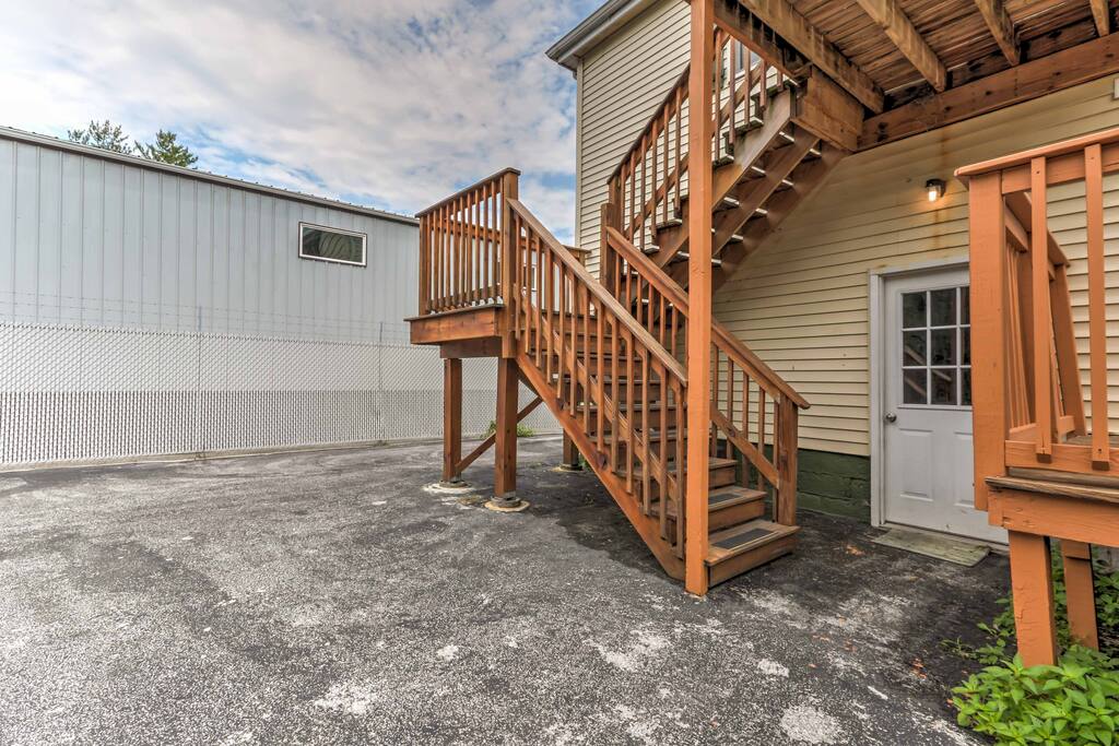 With sleeping space for 6, charming amenities, an extensive backyard and easy access to Chicago, this Illinois property is ideal for any occasion!