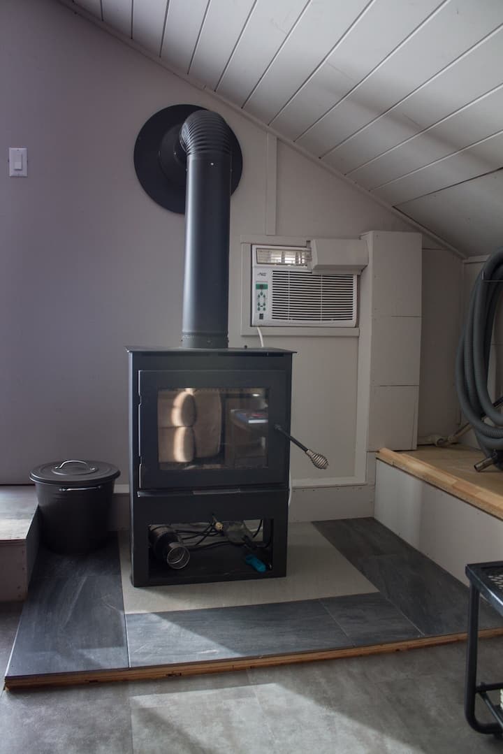 المدفأة ومنطقة تكييف الهواء.