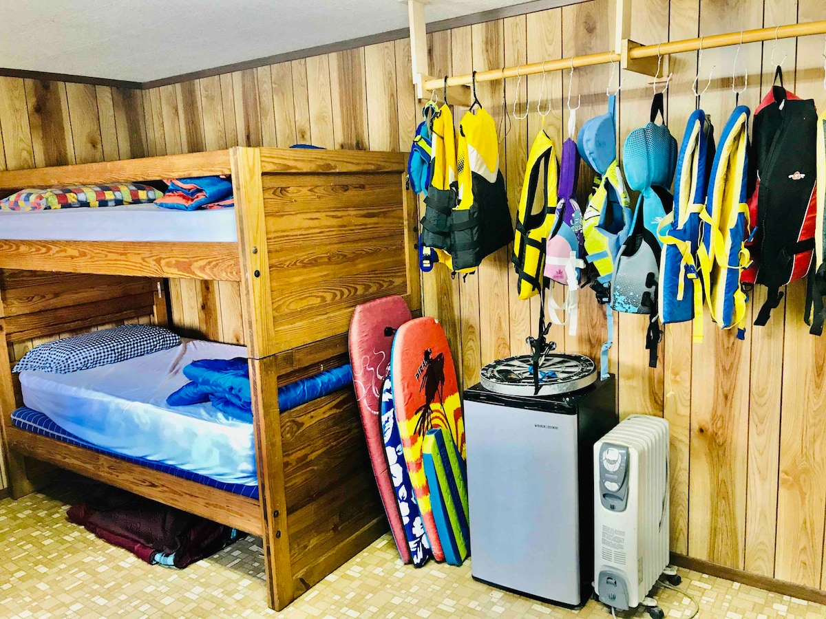 Bunk beds in the bunkie, lifejackets of all sizes, mini fridge, more water toys