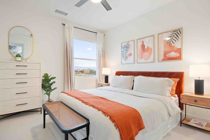 Dhomë gjumi argëtuese boho-chic në katin e sipërm me krevat dopio "king" dhe banjë më vete! Pamje të bukura nga mali dhe fusha golfi. 