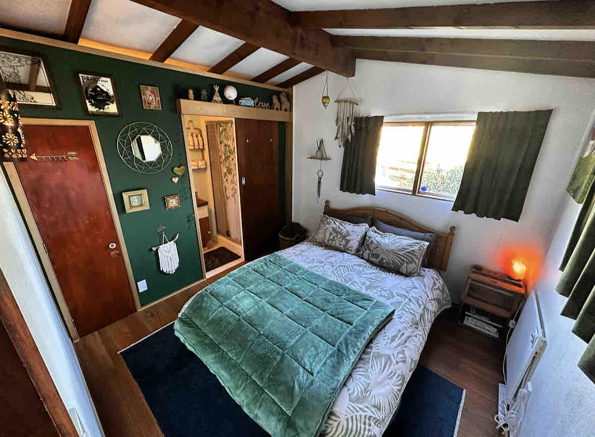 سرير بمقاس كوين مع حمام داخلي صغير خاص (مرحاض ومغسلة ودش)