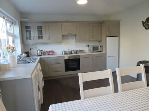 Stylish,  4 BR house in City Centre. Free parking.