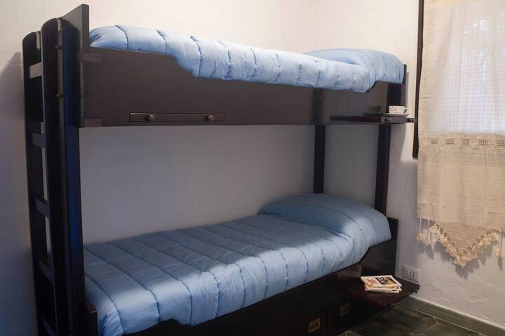 Camera con letto a castello in legno.
Room with bunk bed in wood.
