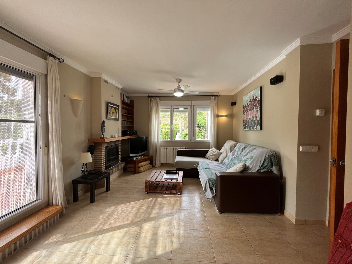 Anuncio de Airbnb popular: Peace and sea with a swimming pool, garden, and private parking🐾. en Dénia